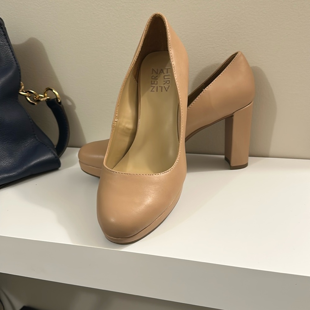 NWT Naturalizer Berlin’s Crème Brûlée block heels in size 7.5 WIDE